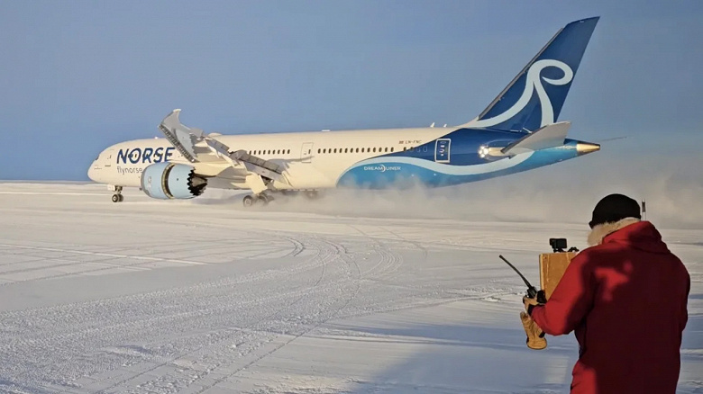 В Антарктиде приземлился самый большой самолет за всю историю полетов на континент. Boeing 787 Dreamliner привез 45 ученых и 12 тонн оборудования